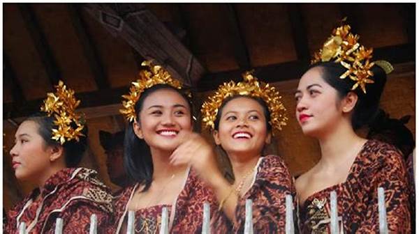 Keren! Seni Tenun Denpasar Masuk Feed Lifestyle Global Karena Fashion Etno