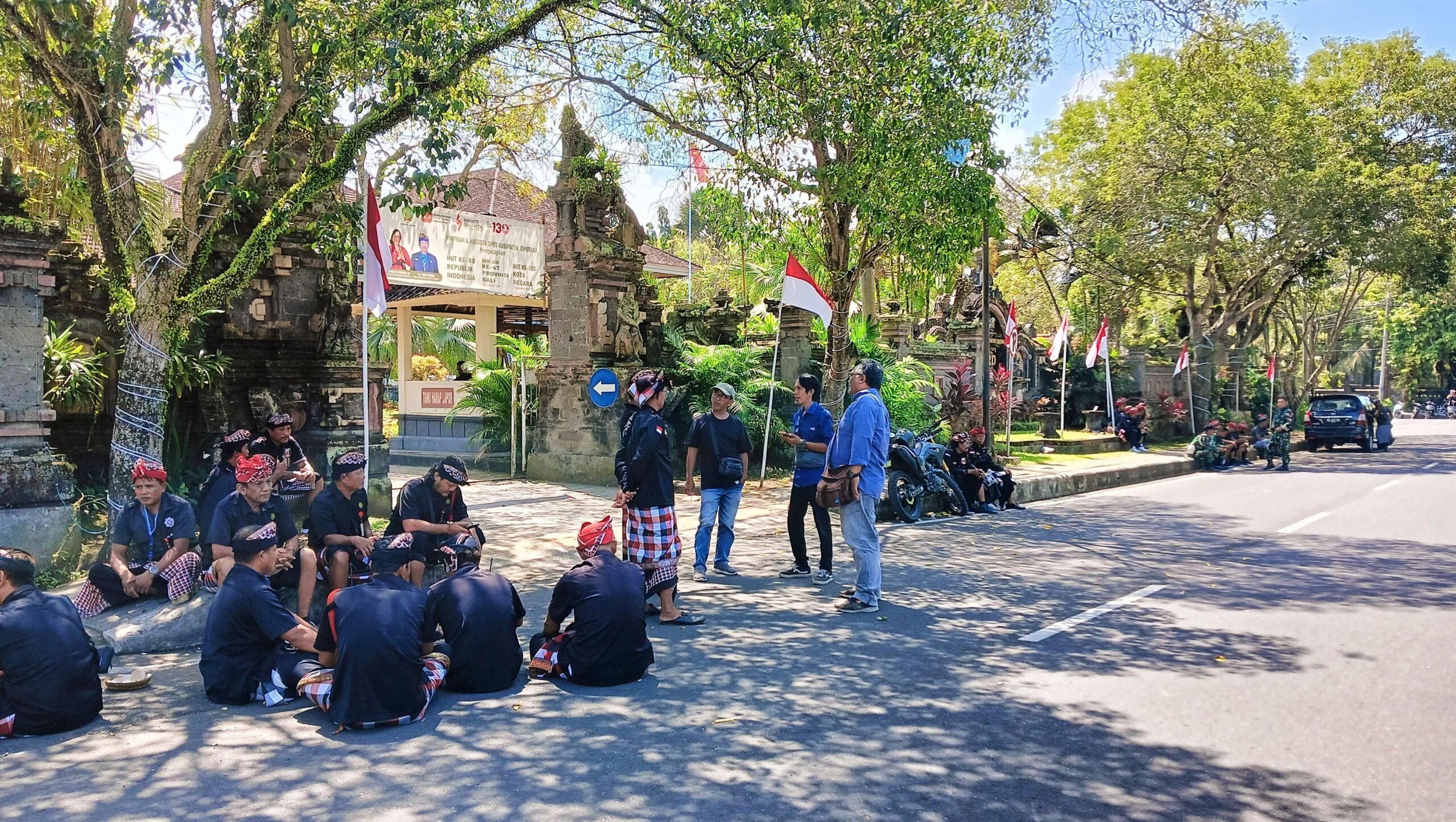70 Pecalang Jaga Kantor DPRD Denpasar Tanpa Bayaran, Wawalkot Kita Akan Pikirkan Insentifnya