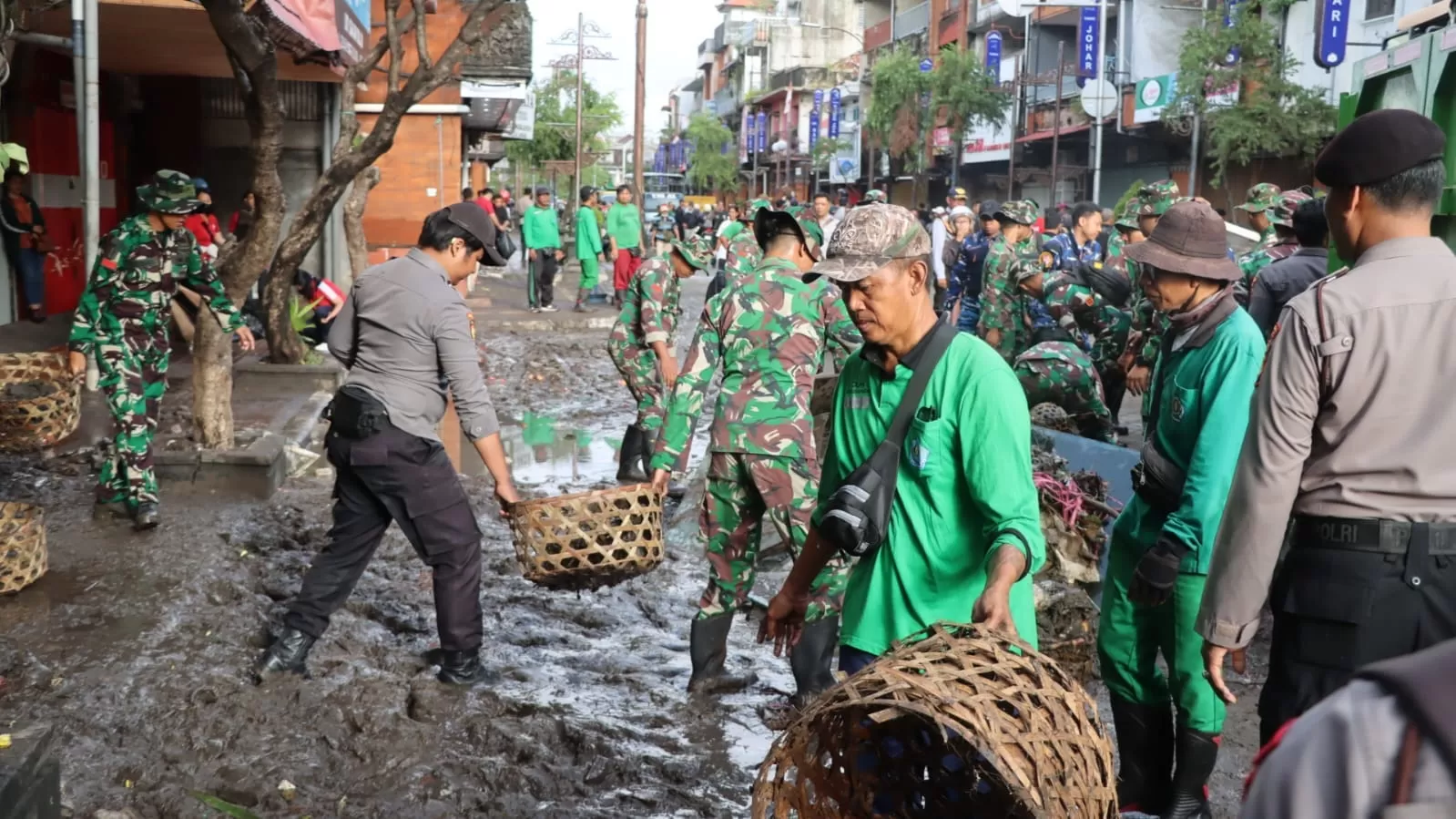 Kapolresta Denpasar dan Forkompinda Tinjau Pasar Badung Pascabanjir