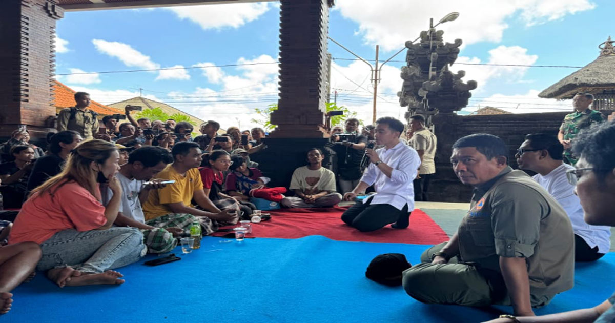 Wapres Gibran Terlihat Tenangkan Pengungsi Korban Banjir di Denpasar
