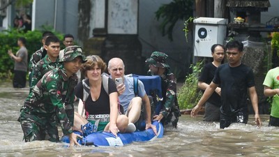 Wisatawan Asing Panik Terjebak Banjir Bandang di Jantung Denpasar!