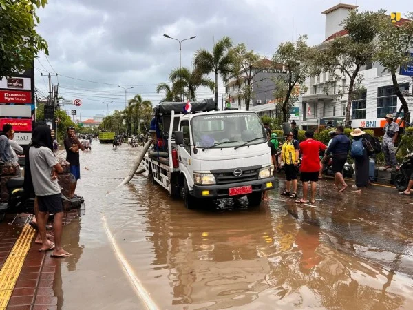 6 Truk Tangki Air Disiapkan untuk Warga Denpasar Usai Banjir